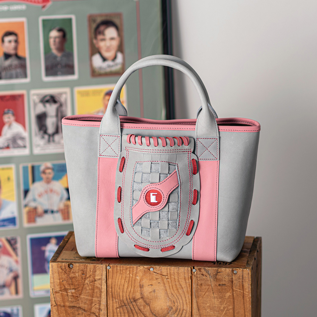 柔らかな配色が特徴のグローブミニトート限定色Gray×Pink – 革・レザー