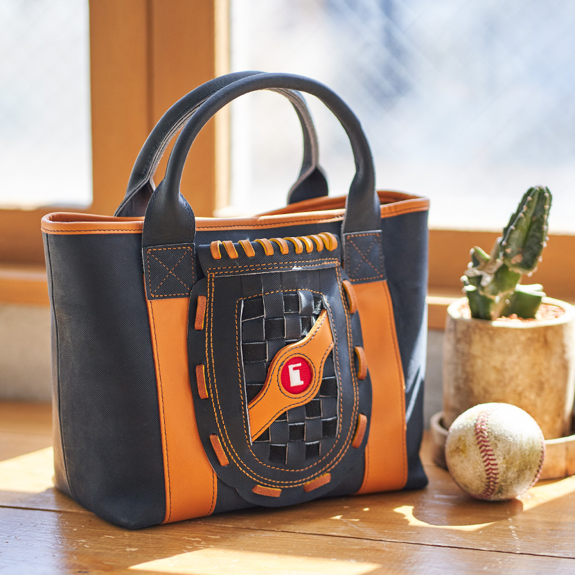 デニムのような風合いを持つグローブバッグが数量限定で登場 – 革