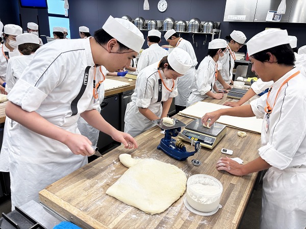 製パン実習【製品比較：形が違うと何が変わる？】│辻調理師専門学校