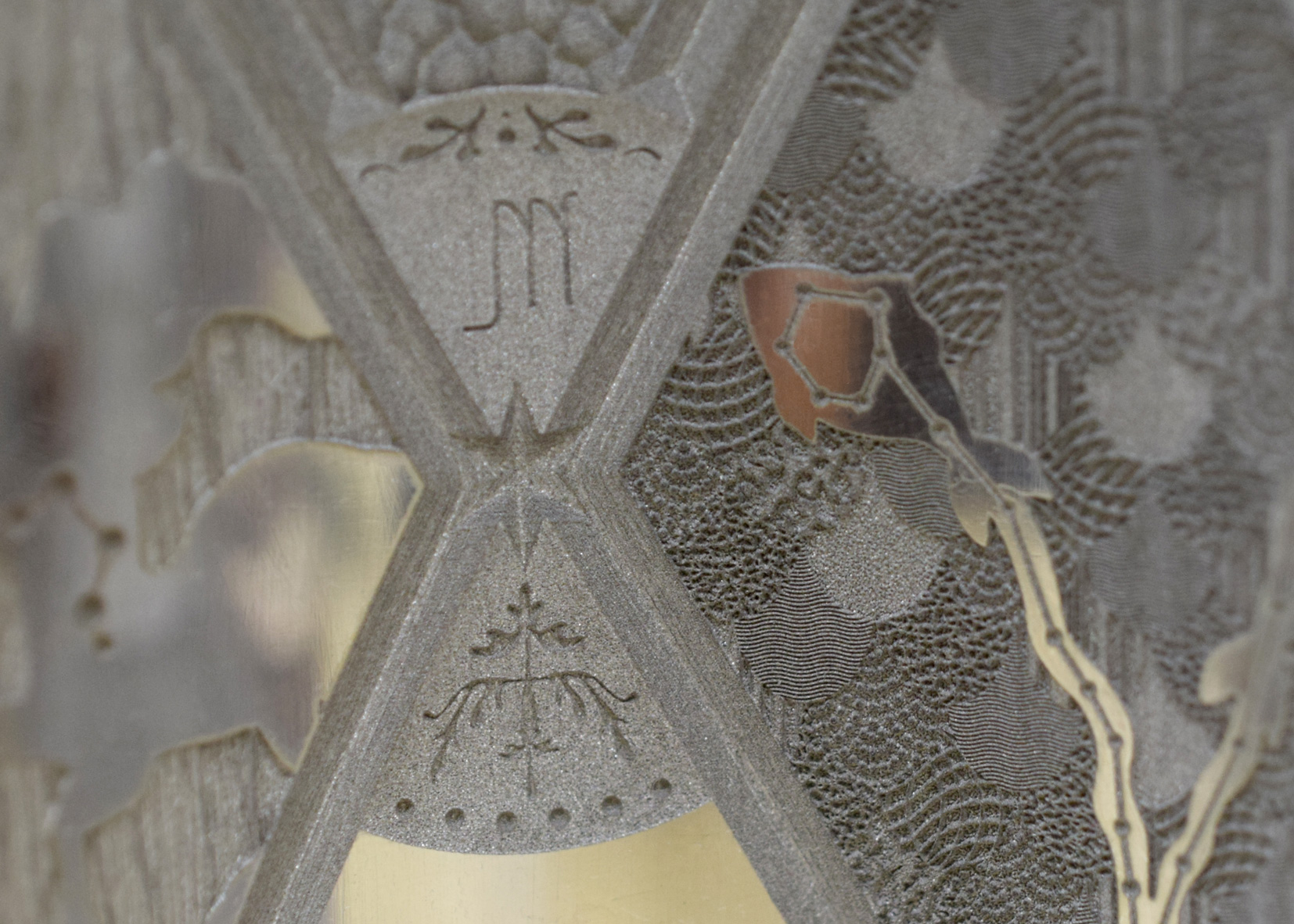 レーザー加工 とは】複雑形状の金属にも高精度な微細彫刻を実現