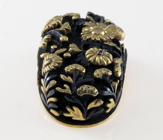 縁頭 古美濃 枝菊｜刀剣や刀の販売なら日本刀販売専門店つるぎの屋