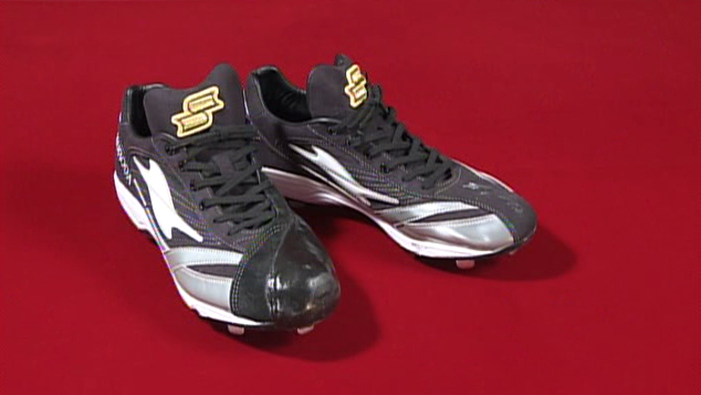 黒田博樹のサイン入り実使用スパイク｜開運！なんでも鑑定団｜テレビ東京