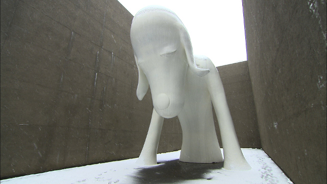 奈良美智「あおもり犬」｜バックナンバー｜新美の巨人たち：テレビ東京