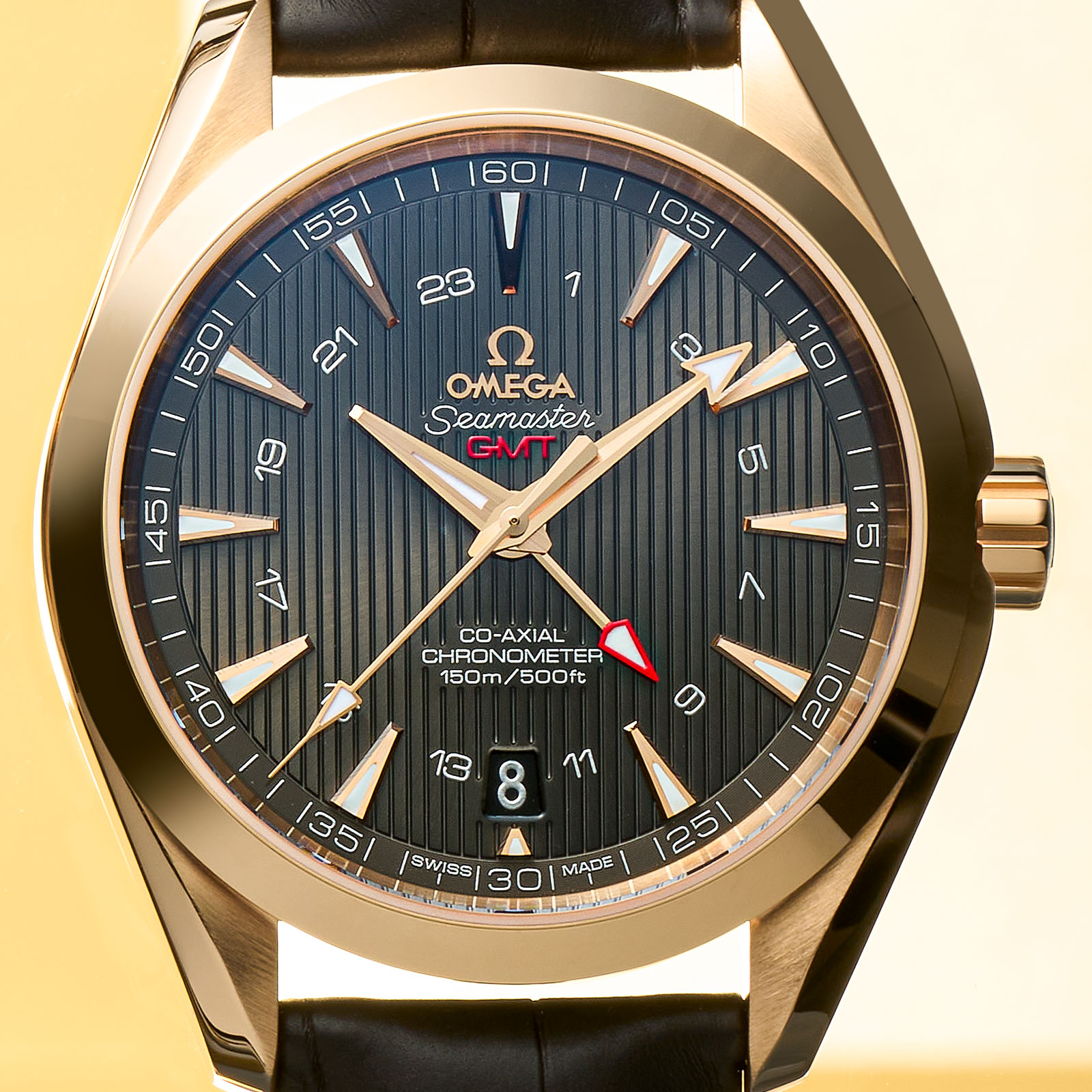 ゴージャスな金無垢をあえて部分使い！ダークなストラップで存在感が