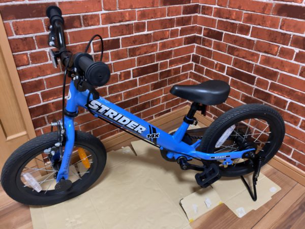 ストライダー14Xにペダル＆チェーンを装着。さらに自立スタンドも