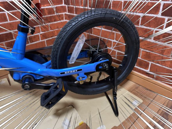 ストライダー14Xにペダル＆チェーンを装着。さらに自立スタンドも