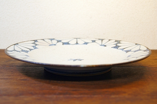 砥部焼 陶彩窯 古砥部 6寸皿（菊文） | 内田屋通販