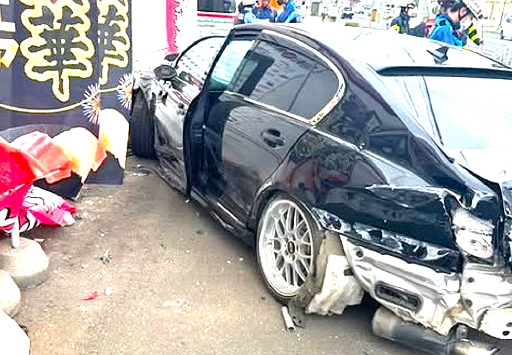 暴走の瞬間】乗用車が猛スピードでバックしながら車に衝突_さらに店舗