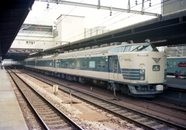 1985年 大宮駅で583系寝台特急「はくつる」を撮影 - 日本の旅
