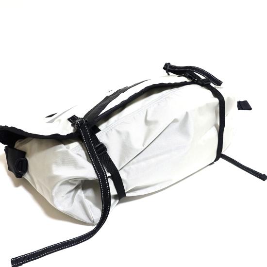 アンドワンダー メッセンジャーバッグ and wander 20L messenger bag