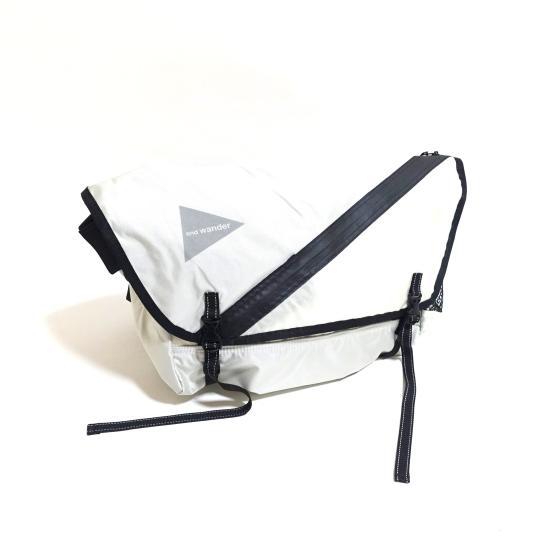アンドワンダー メッセンジャーバッグ and wander 20L messenger bag