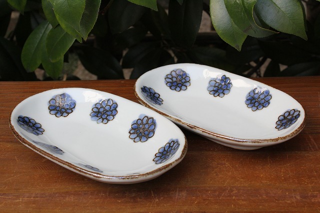 石川県能美市で作陶されている樋山真弓作の染付花並べ楕円小皿 うつわ