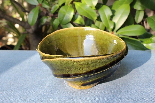 岐阜県多治見市の吉岡伸弥さんの織部しのぎ鉢 うつわ家膳｜人気作家