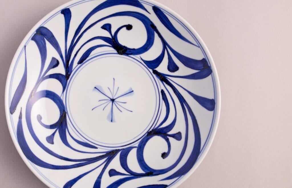 藍の手描き模様と頑丈さが同居する砥部焼は日々の暮らしにしっくり