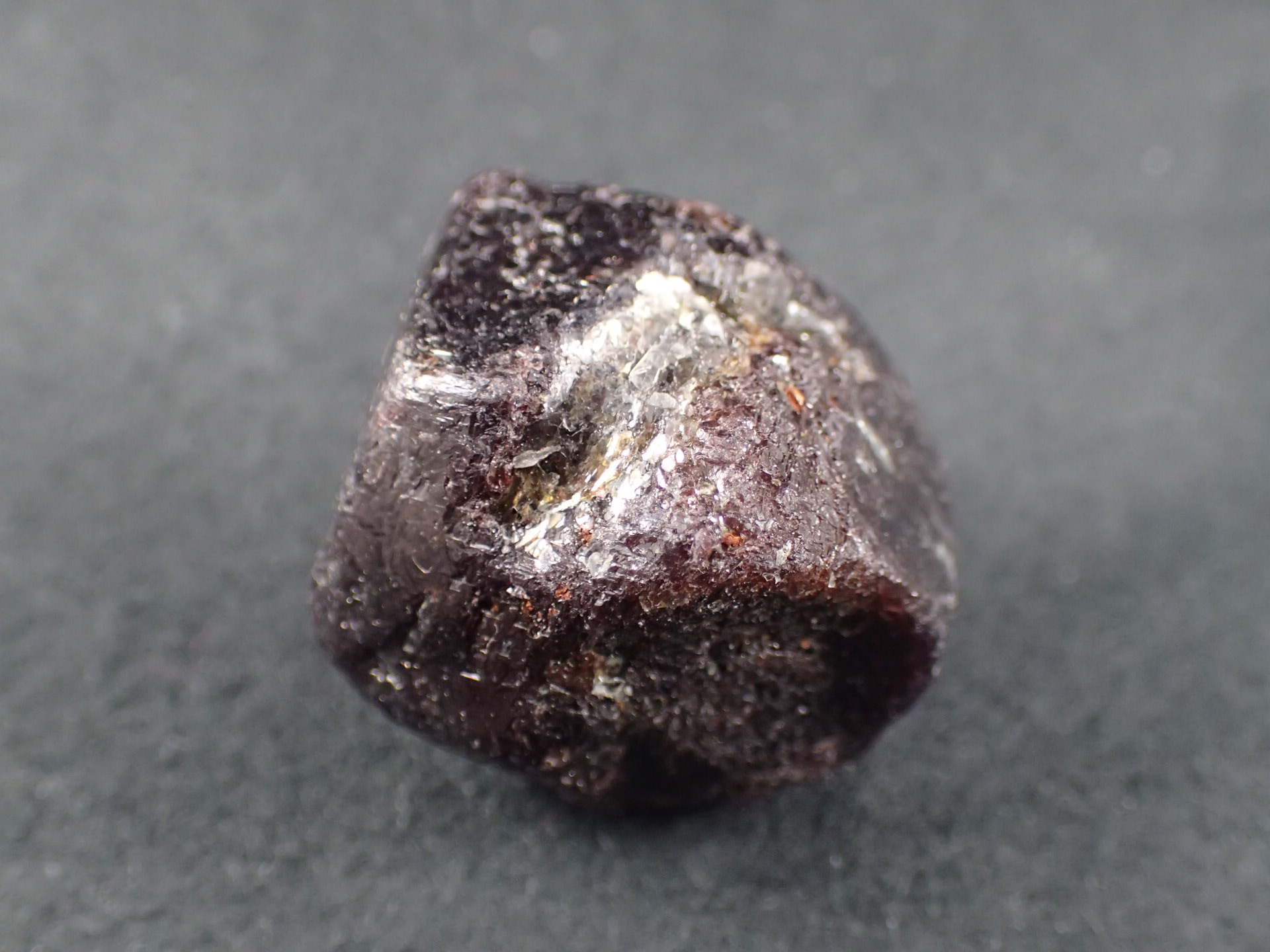 最高品質鉄バン柘榴石(ガーネット(Almandine Garnet)) Karahandi