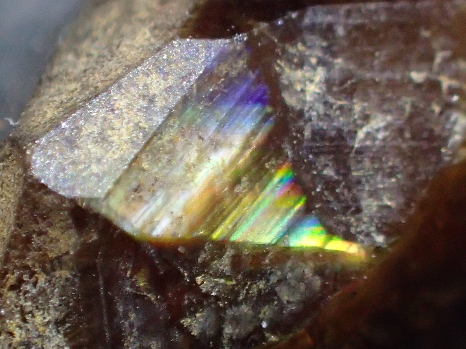 最高品質レインボーガーネット（灰鉄柘榴石・アンドラダイト） 奈良県