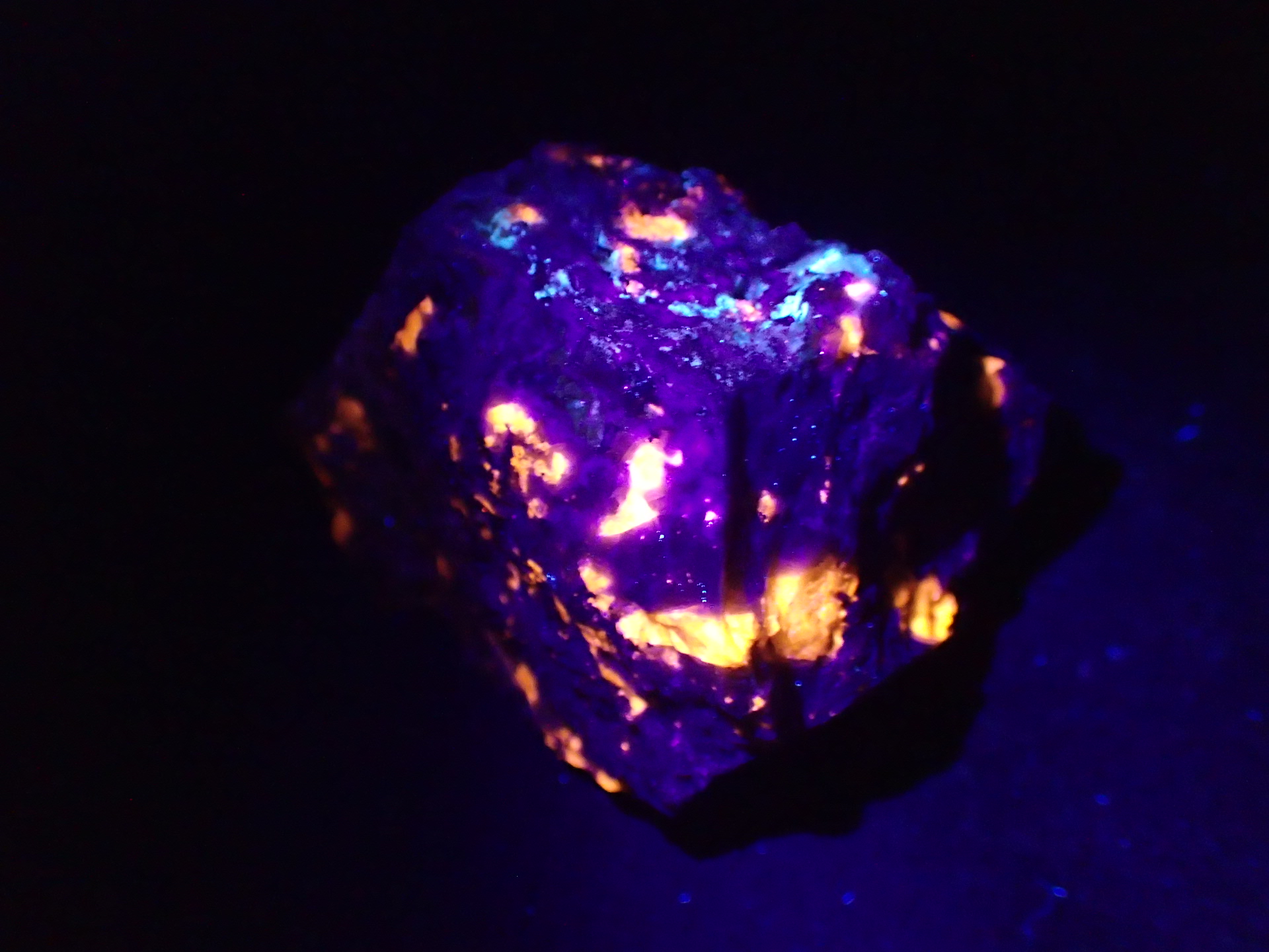 最高品質ユーパライト（Yooperite) 中国雲南省紅河県 Honghe, Yunnan