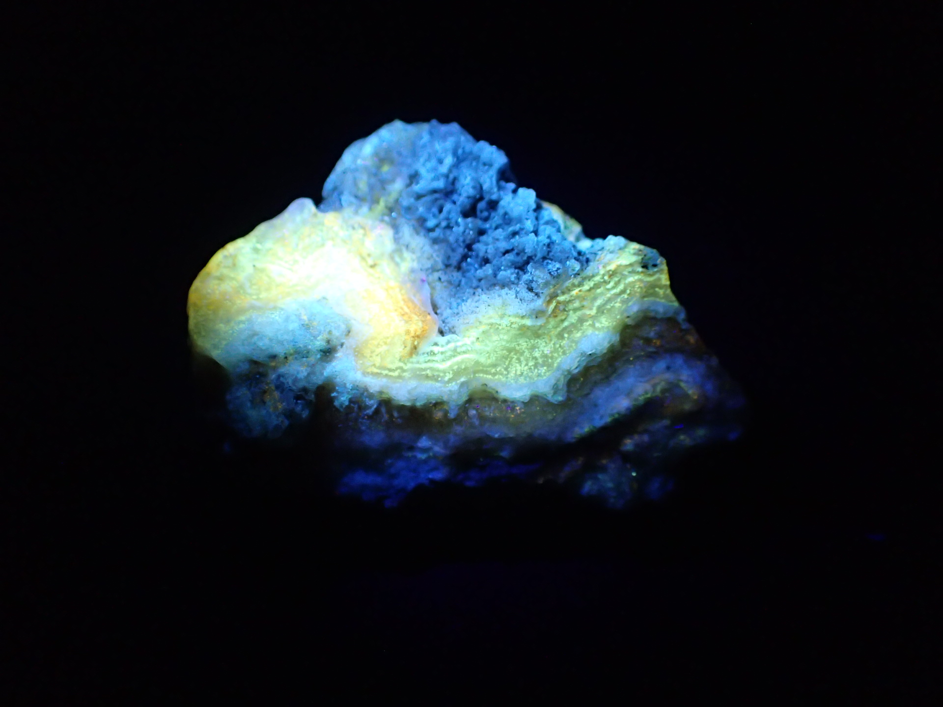 最高品質蛍光オパール 北海道然別湖西方産 ｜石の販売専門店【vec