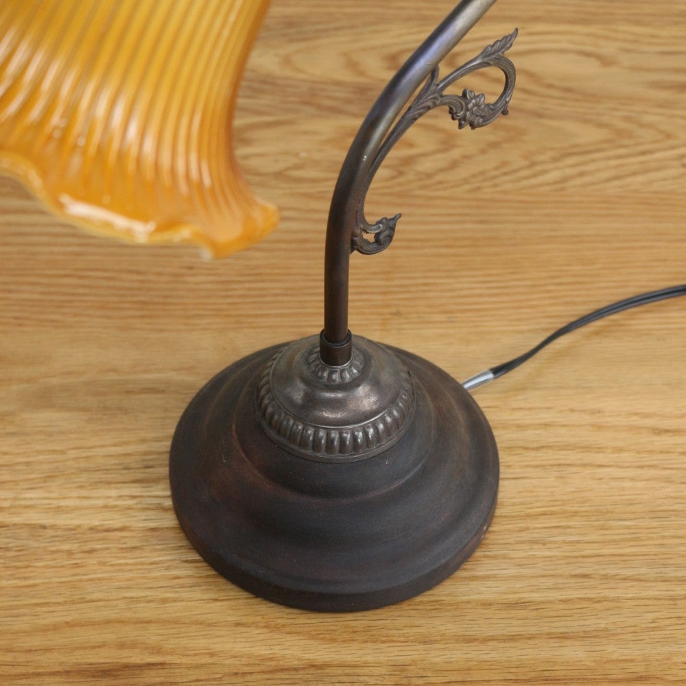 花のようなガラスシェード♪ エレガントなテーブルランプセット【灯具A