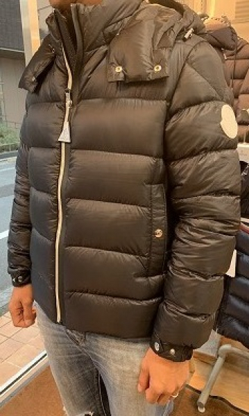 メンズ・モンクレールのビッグワッペン付き軽量ダウンブルゾン