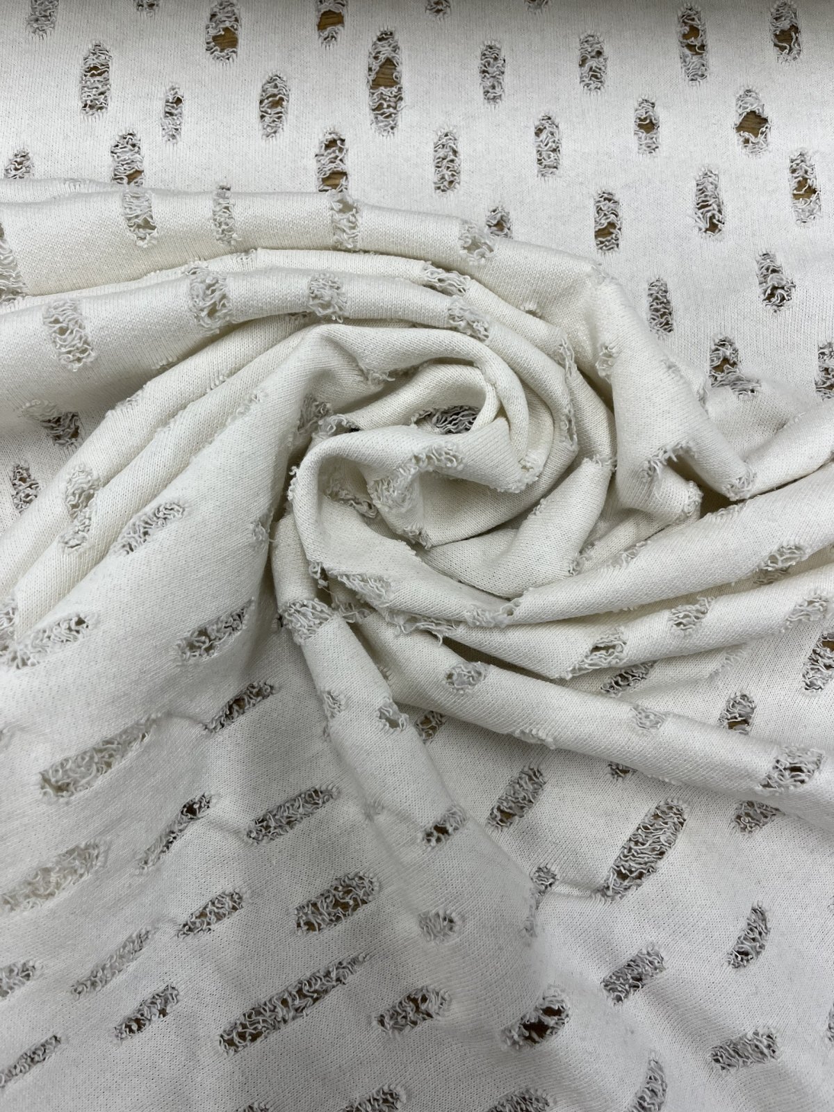 生地：綿100％オパール型加工風ダメージ裏毛ニット（白） - 日暮里繊維