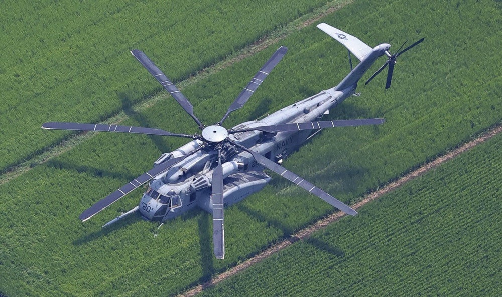 田んぼ不時着のヘリは米海軍の「MH53E」…危険回避の「予防着陸