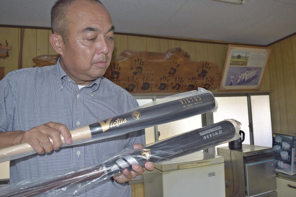 新庄剛志監督から母校・西日本短大付高に贈られた十数本の木製バット