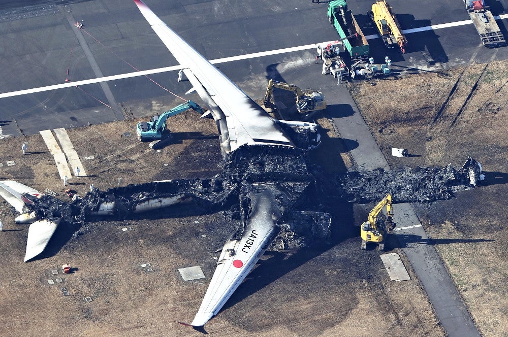 3人以上で聞いていたが、管制官の指示を取り違えか…JAL機と衝突