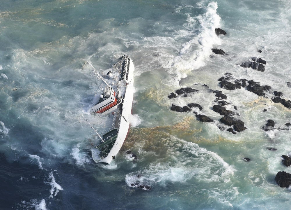 伊豆諸島沖で漁船故障し神津島に漂着、1人行方不明・24人救助