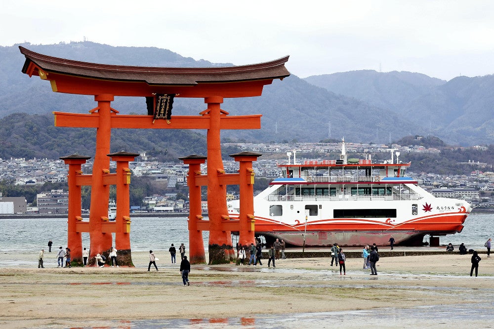 厳島神社の大鳥居付近、フェリーが浅瀬に乗り上げる…乗客おらずけが人