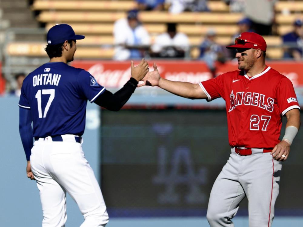 大谷翔平、エンゼルスとのオープン戦前にトラウトと談笑…ベッツは試合