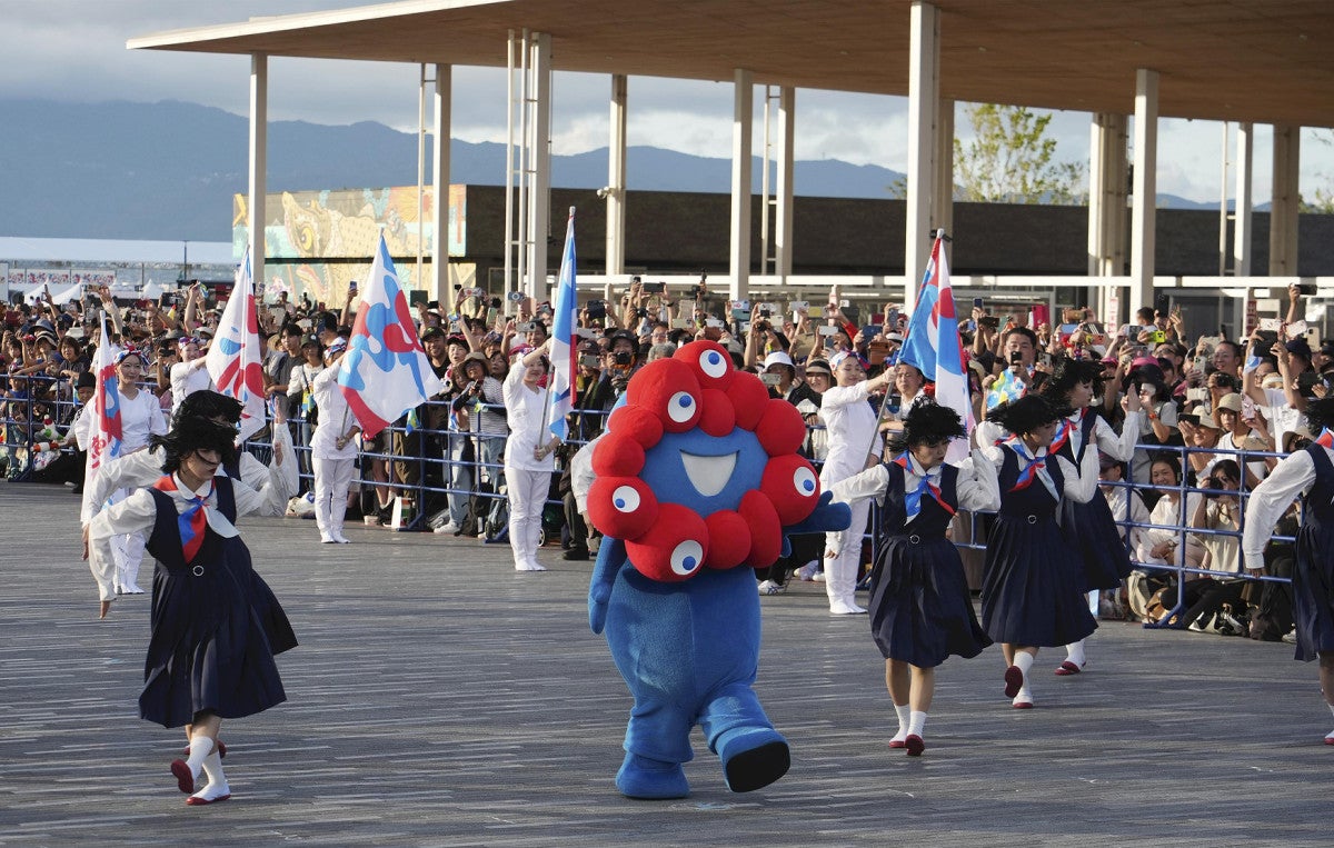 大阪万博:「お疲れさま」「半年間ありがとう」…万博最終日のフラッグ