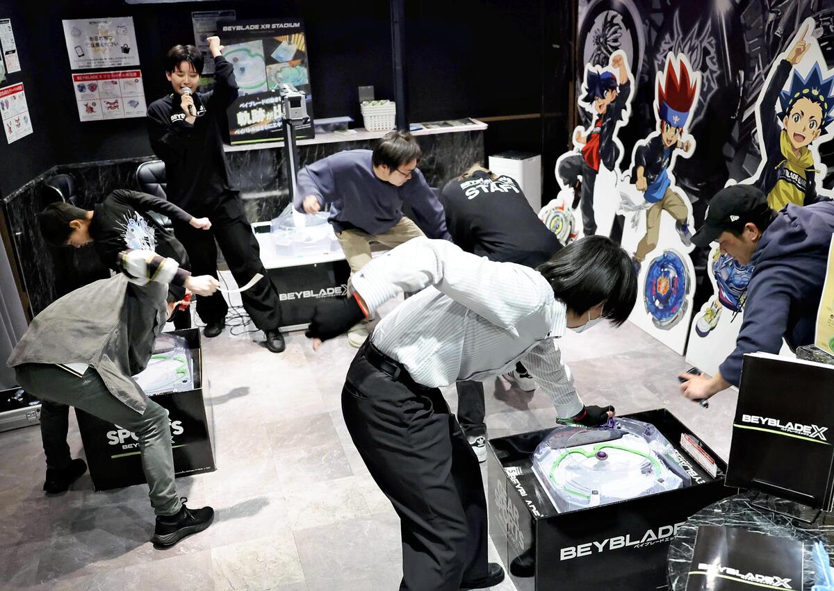 東京：東京ホットぷれいす コマ激突大人も火花：地域ニュース : 読売新聞