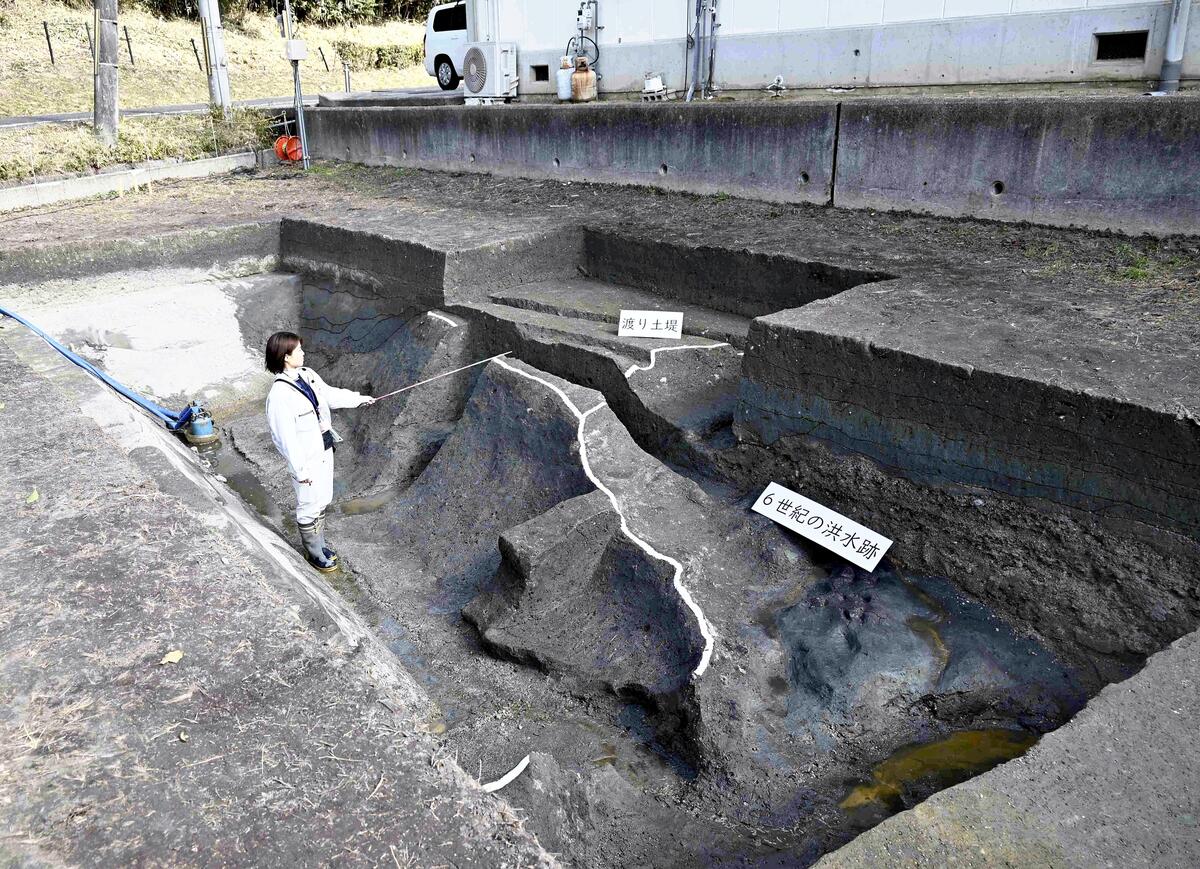 卑弥呼の墓」説の箸墓古墳、周濠を横断する新たな「渡り堤」の一部が