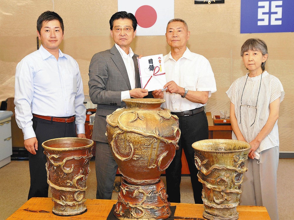 津軽烏城焼にパラ聖火のせて…陶工の今井さん、大鉢など市に寄贈 : 読売新聞