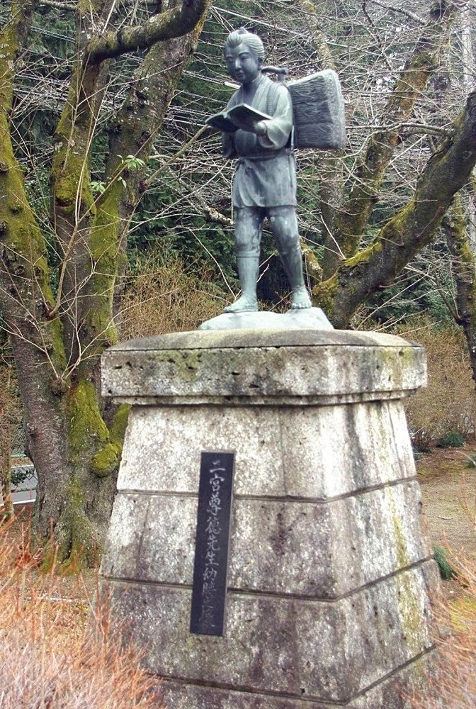 二宮金次郎像、ゆかりの地から盗まれる…高騰の金属狙った犯行か : 読売新聞