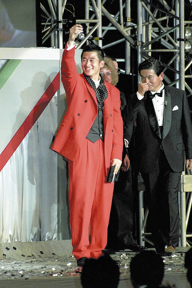 初代JリーグMVPカズ、表彰式で真っ赤なスーツ姿…「衣装は演出で出