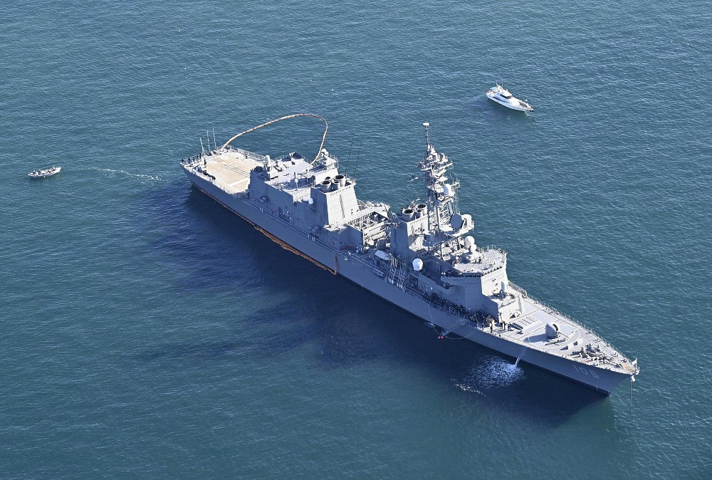 海自護衛艦「いなづま」艦首付近にも亀裂、油漏れ続ける…えい航の