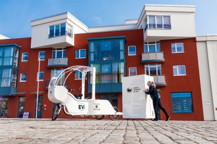 運転免許不要」「CO₂排出ゼロ※」「荷物格納BOX着脱可能」な次世代集配