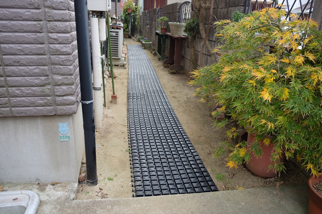 足元が汚れにくいラバーマット 25×25 | 山崎産業株式会社 家庭用品事業