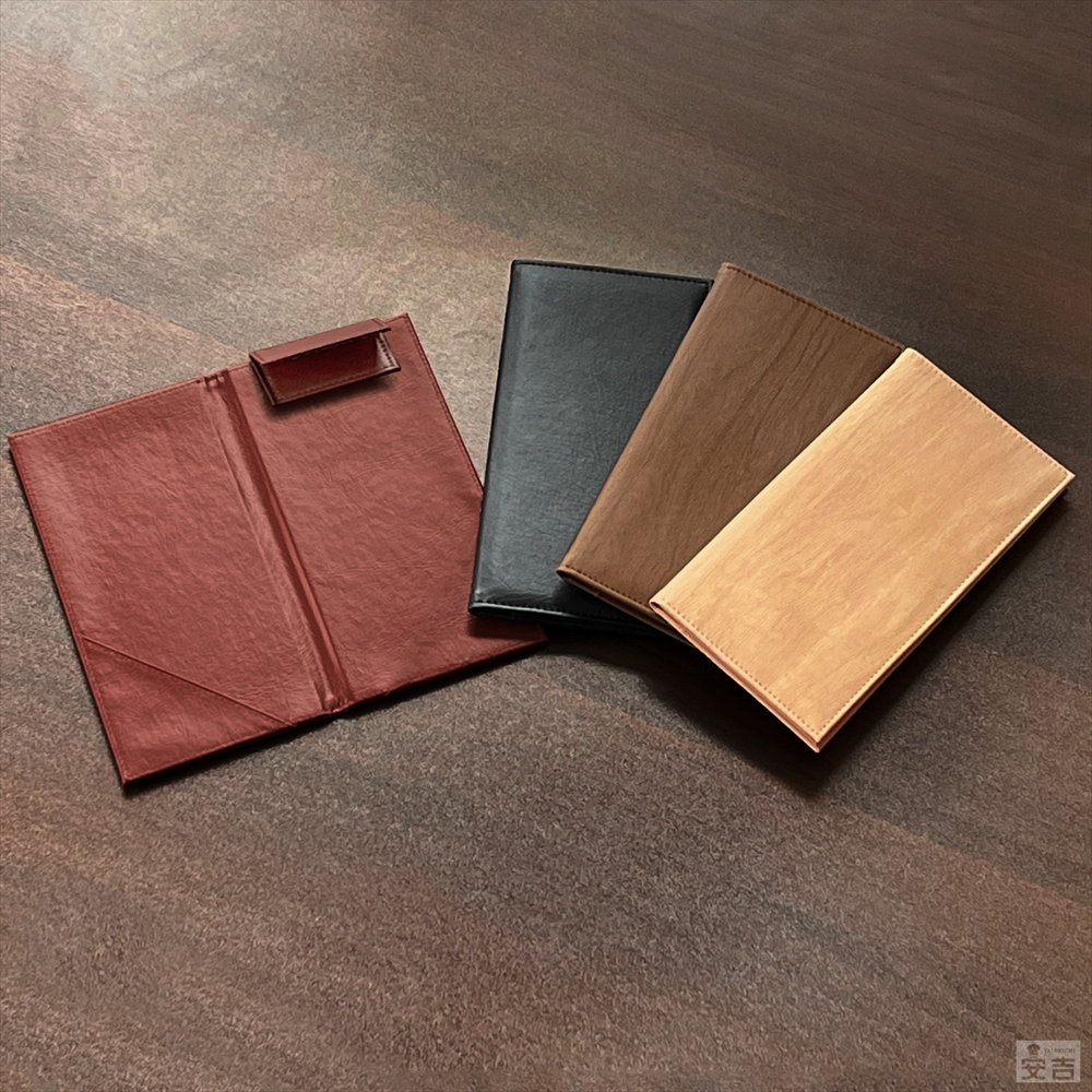 高級感のある見開きタイプの伝票ホルダーです。収納ポケットも多く用途