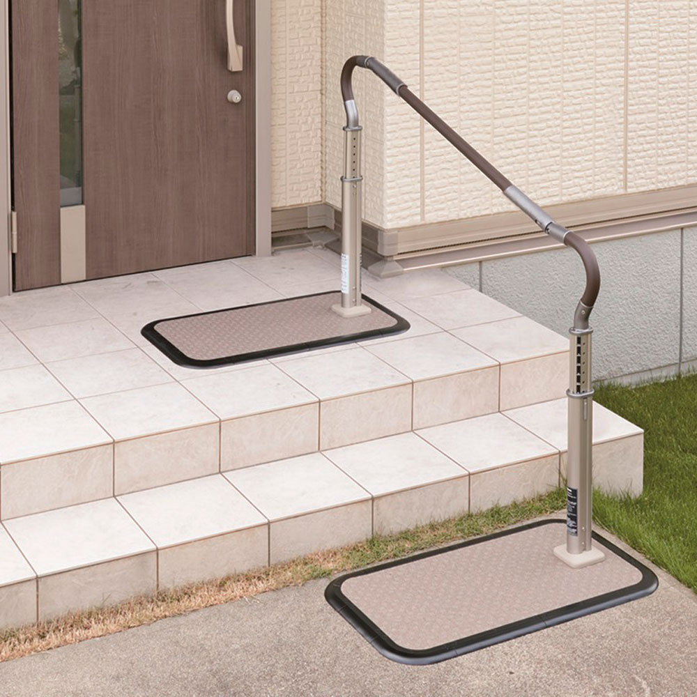 介護用品の解決事例No.240】地面に穴を空けずに玄関手すりを設置したい