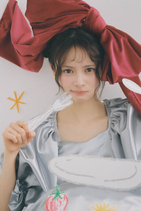 櫻坂46・藤吉夏鈴と白銀の世界へ。「B.L.T.4月号」の表紙絵柄が公開