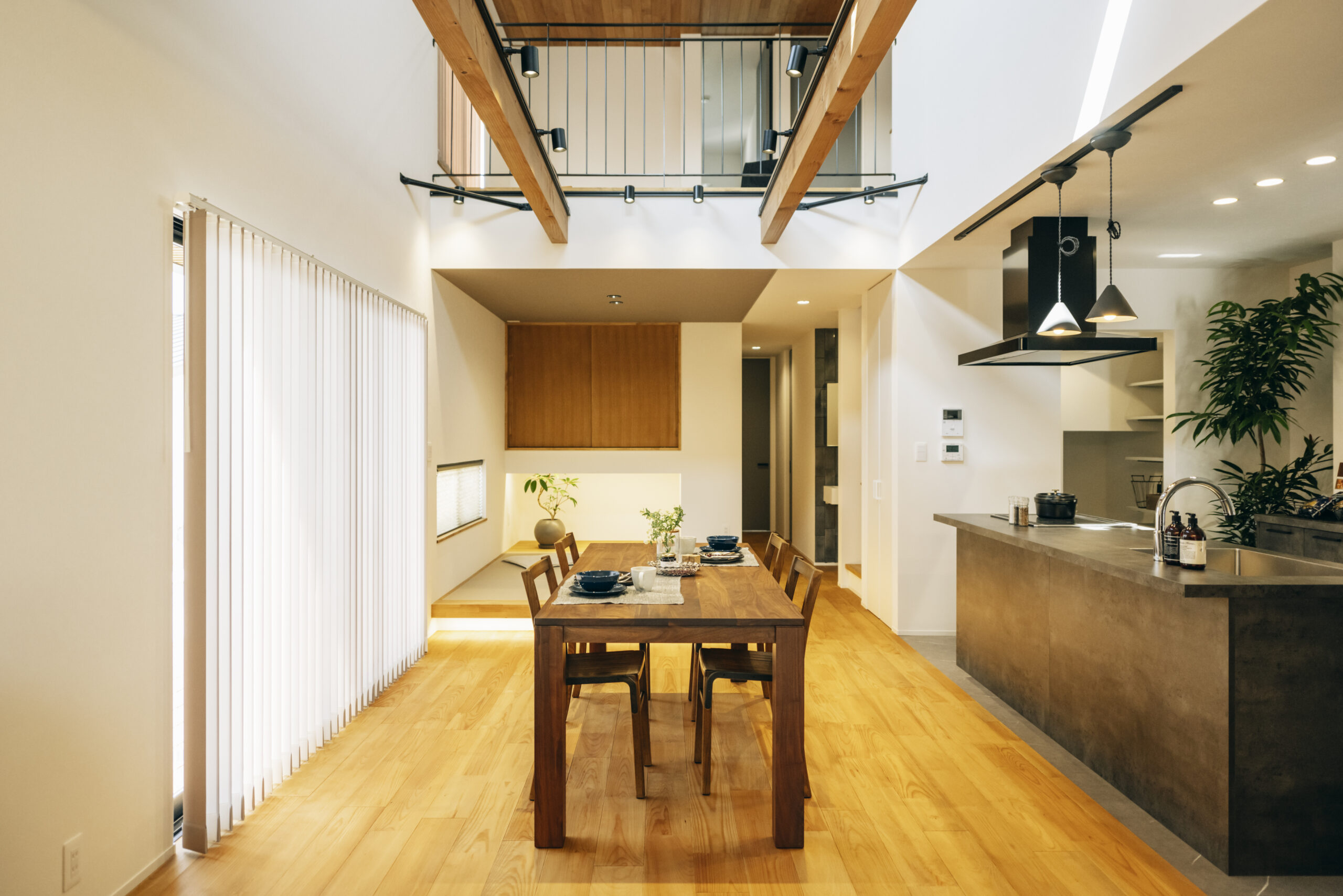 暮らしの真ん中にキッチンと吹抜があるホテルライクな家 | ZEST