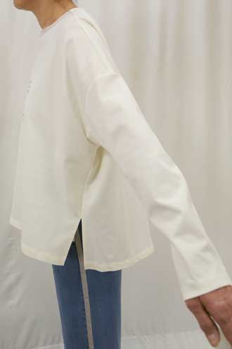 綿ポリポンチ＋シフォン丸首ロゴプリントワイドボディカットソー 商品詳細