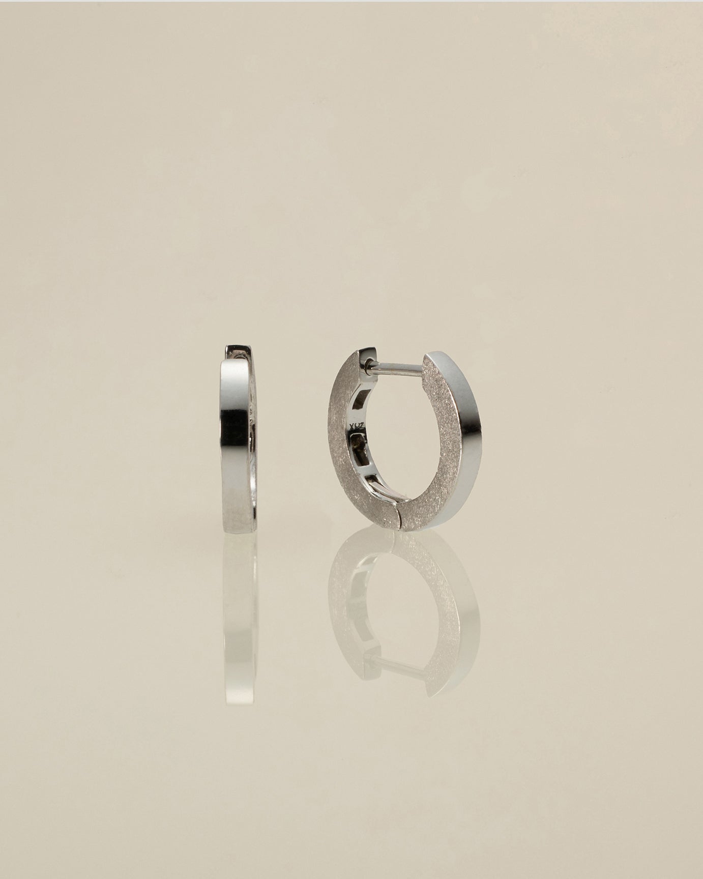 K18 フラット フープピアス スモール | XOZ 18金ピアス – XOZ