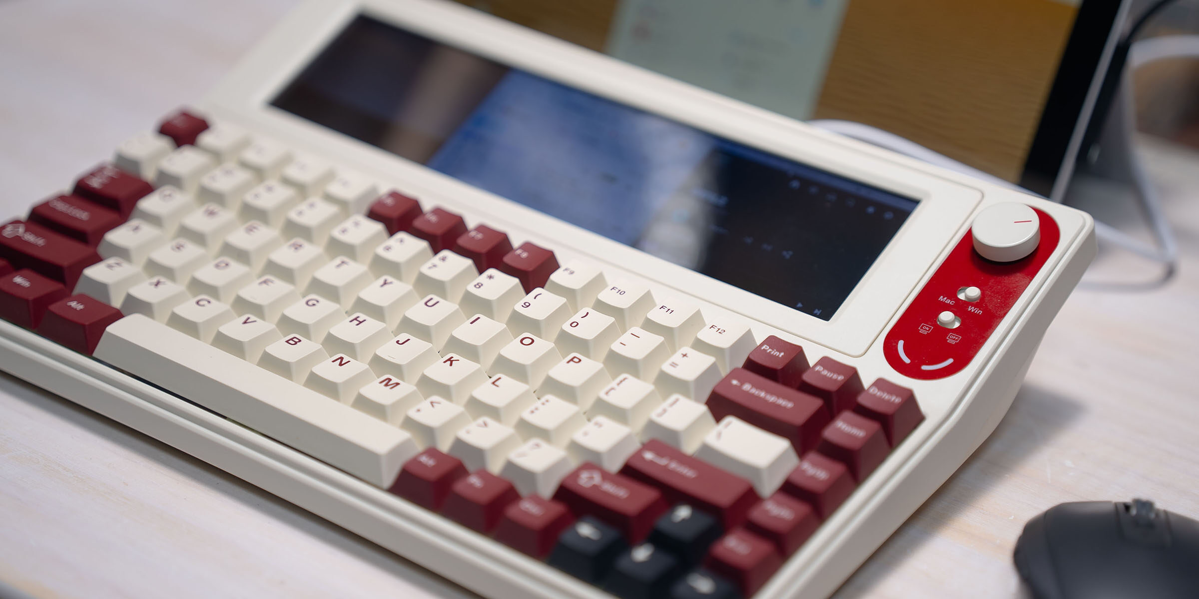 ディスプレイ一体型のロマン系キーボード！Ajazz AKP846レビュー（商品