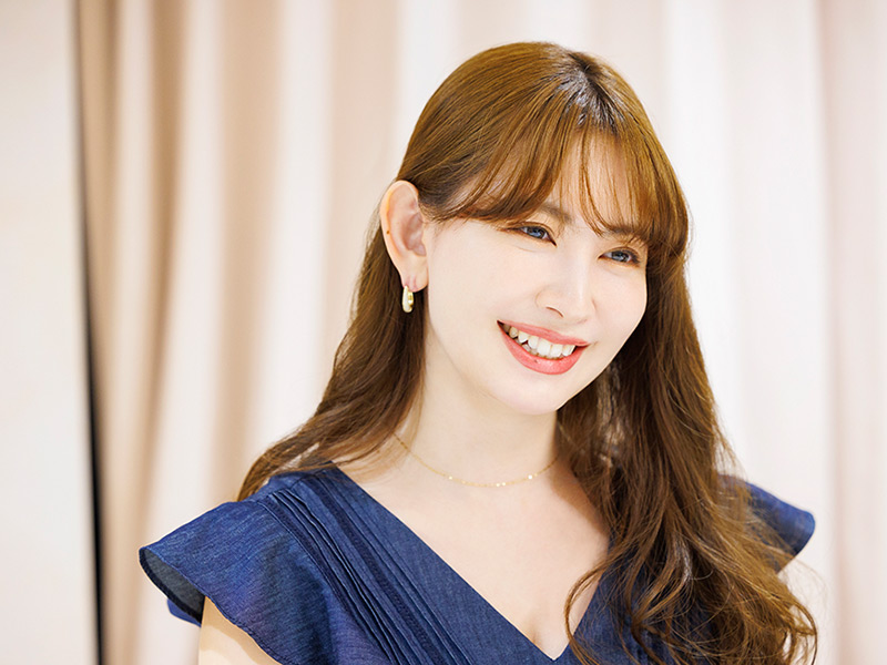 1分で完売 元AKB48小嶋陽菜が作る「D2Cブランド」人気の秘密：日経