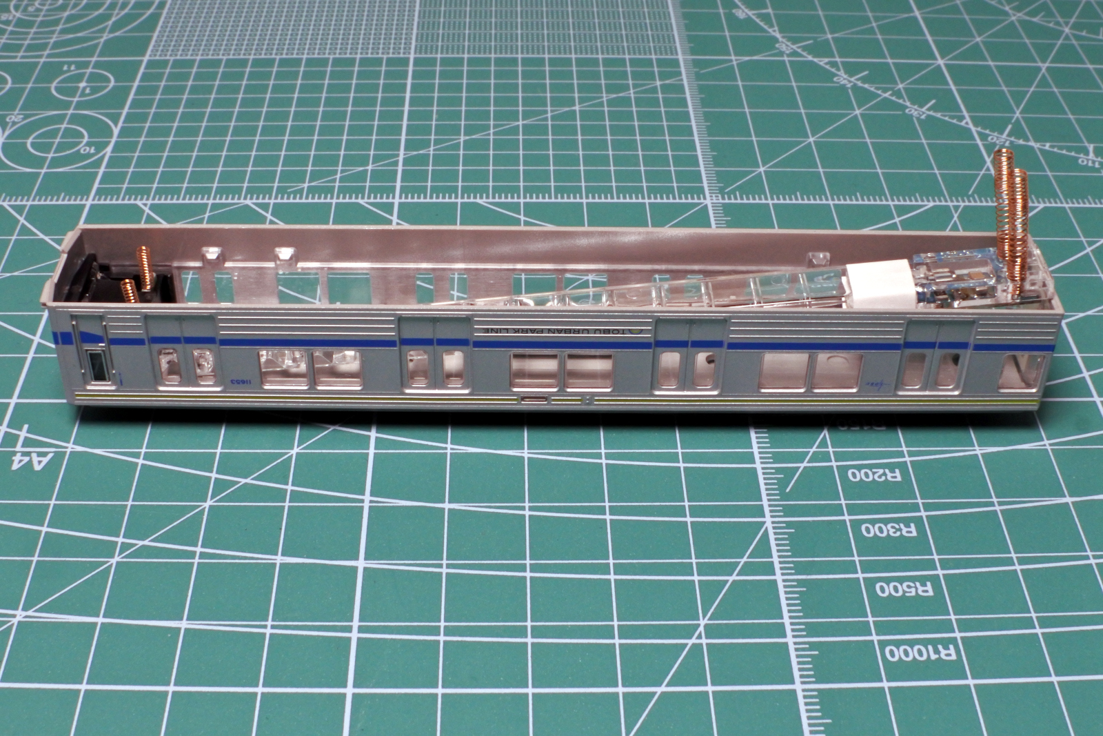 GREENMAX車両に室内灯を取り付けよう。TOMIX製室内灯の取り付け方を解説！