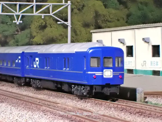 24系25形 寝台特急「さくら・はやぶさ/富士」が入線です。KATO 10-1799